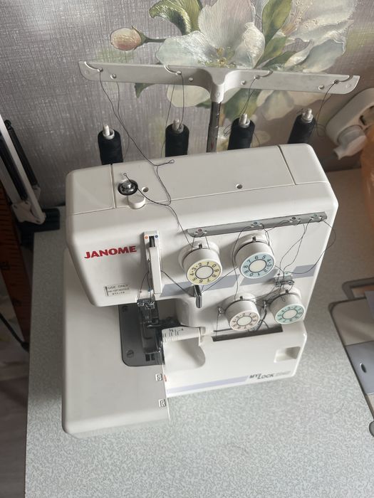 Продам оверлог, писать на вацап.