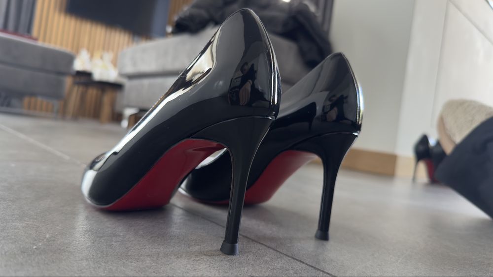 Черни лачени токчета