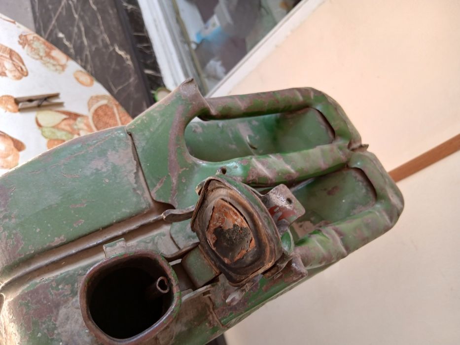 Канистра для бензина железная.