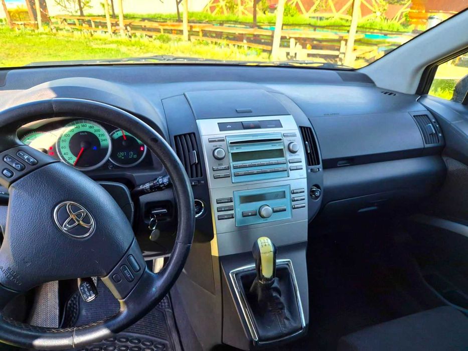 Toyota Corolla Verso 2005 газ икономична