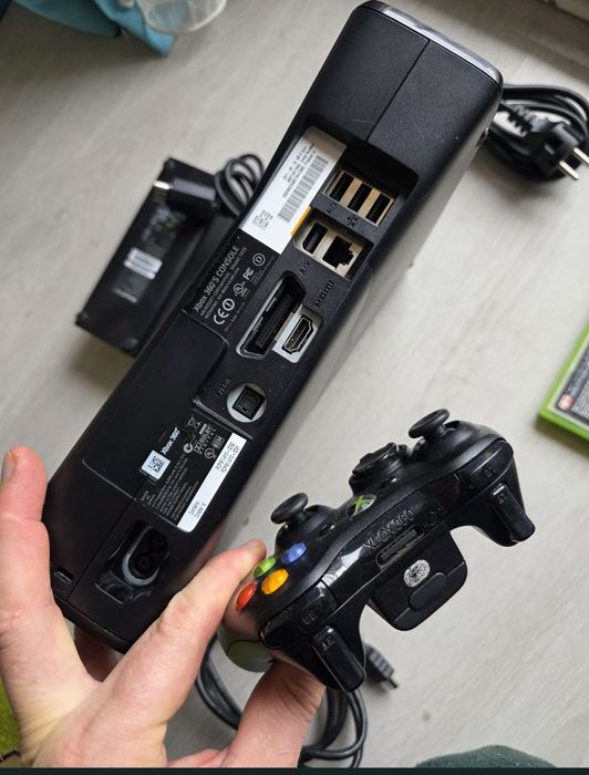 Consola Xbox 360 S Slim HDD 250Gb controller Wirless +joc Gears of War