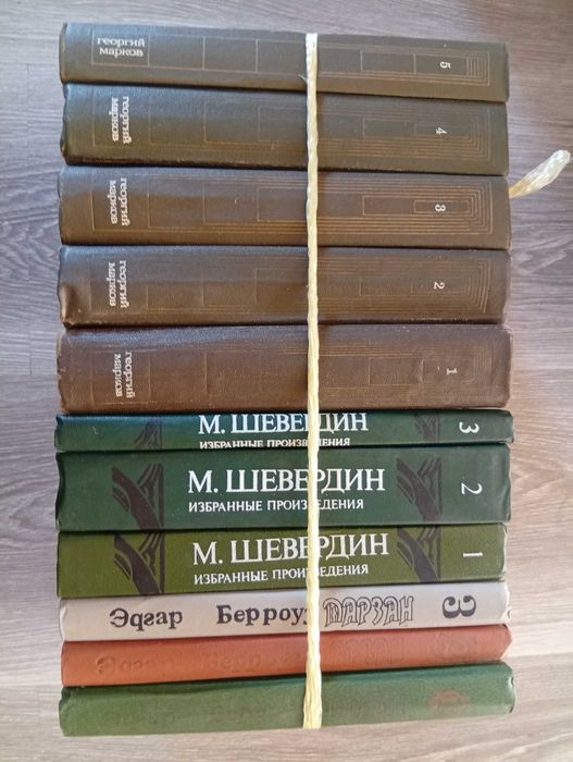 Продаю домашнюю библиотеку на русском языке около 300 книг