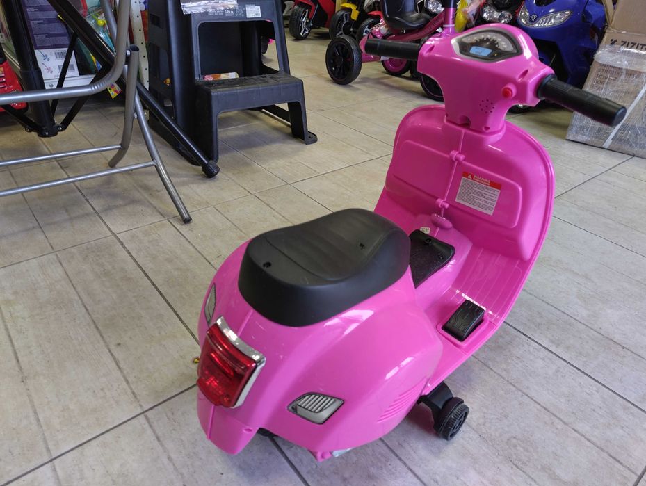 Розов акумулаторен мотор Vespa GTS Sport