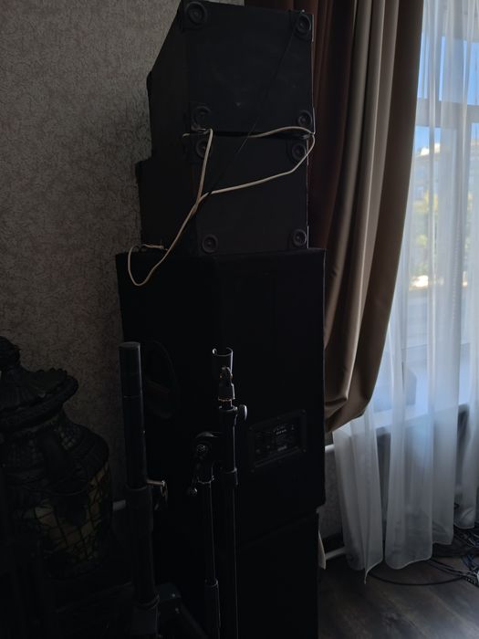 Музыкальные колонки на подставке