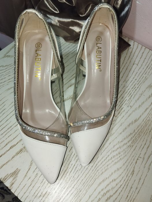 Tufli yangi umuman kuyilmagan