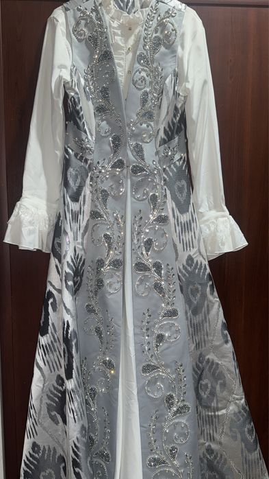 Национальное красивое новое платье