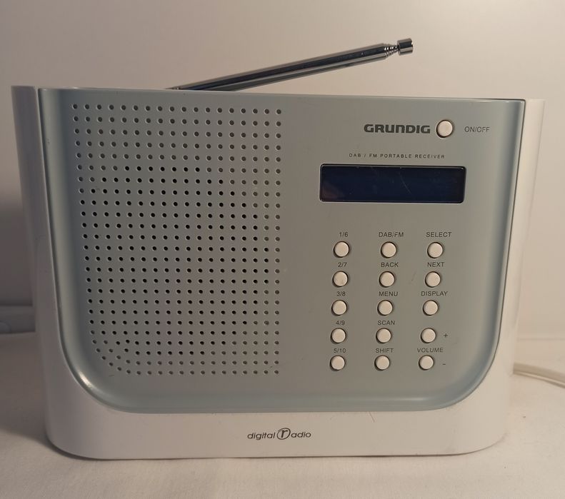 (1)Grundig Radio digital portabil DAB+ FM și (2)Radio SoundMaster