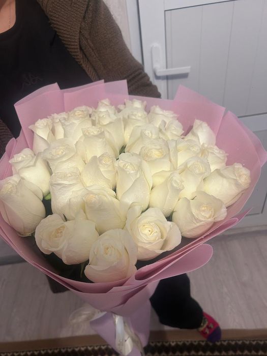 Гүл сатылады. Б.Момышұлы