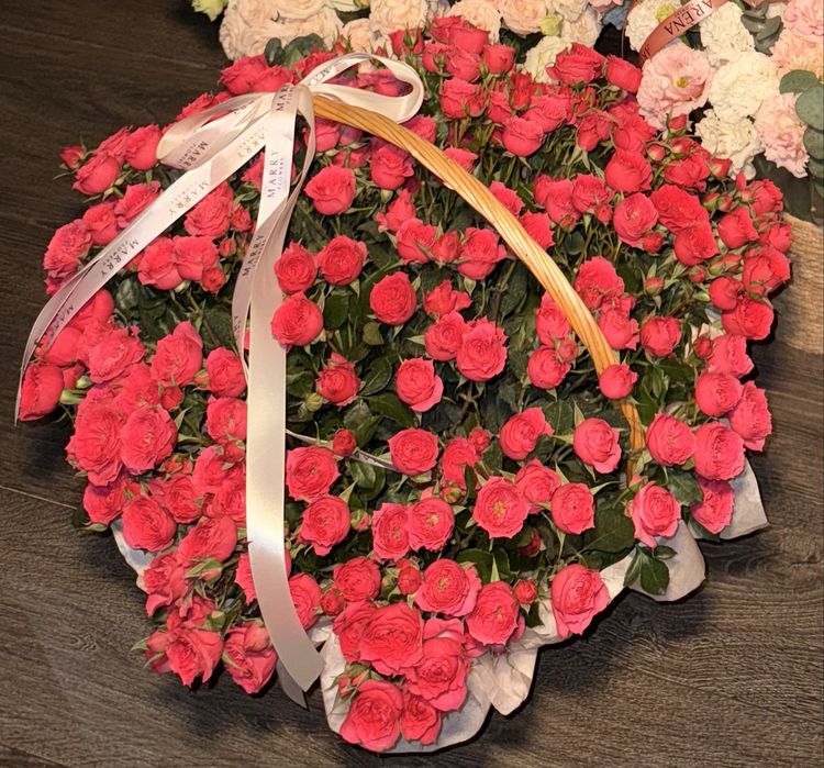 Кустовые розы в корзине