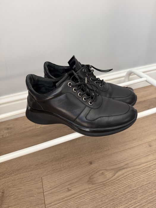 Кожаные кроссовки