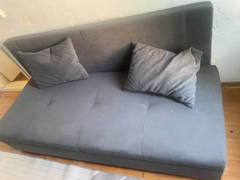 Диван  голубого цвета