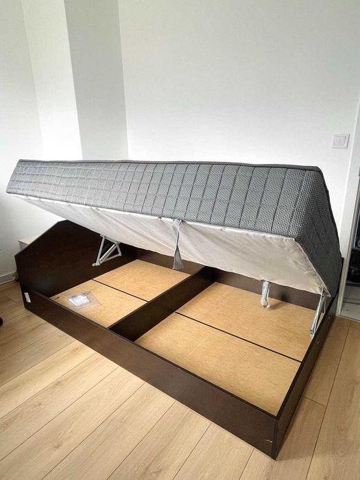 Легло персон и половина с чисто нов еднолицев матрак Sleepy + бюро