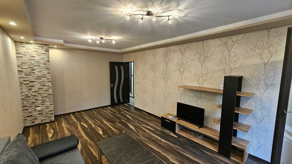 Дава се под наем Двустаен апартамент в Плевен, Идеален център - 68 кв.м за 357 € - Снимка #2