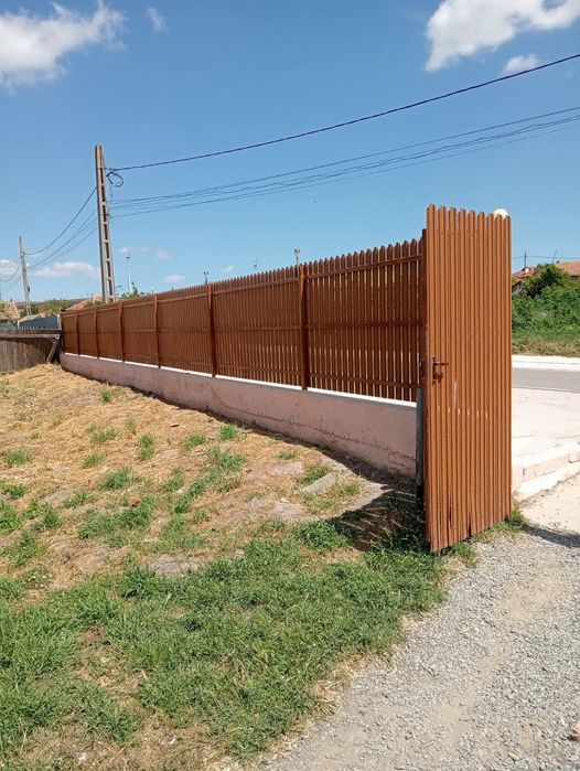 Garduri si porti din sipca metalica, panouri stil jaluzele, plasa bordurata, tabla cutata si alte modele disponibile