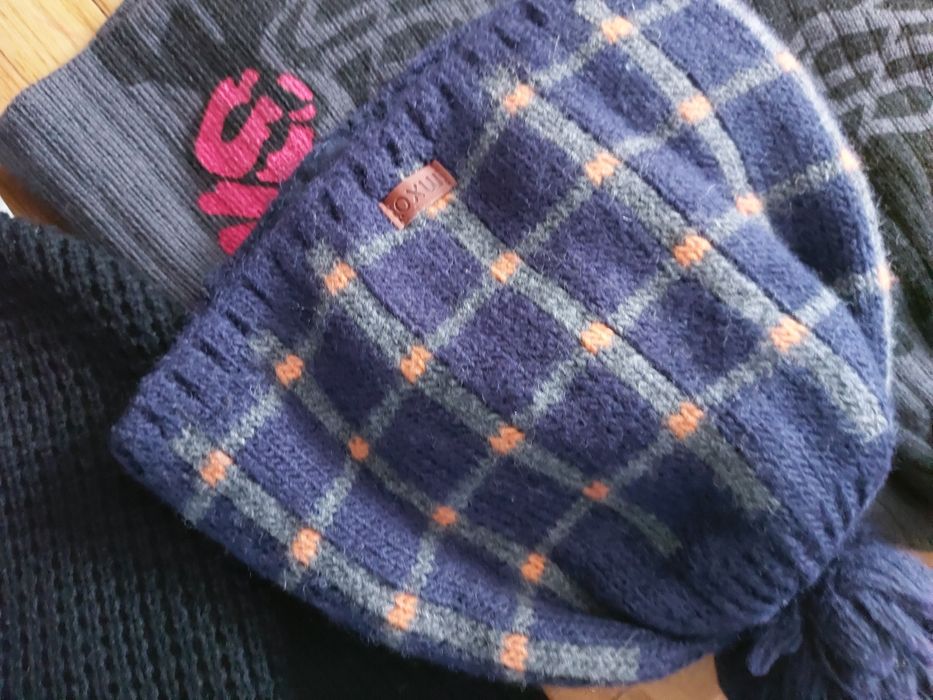 Vând căciuli diverse.