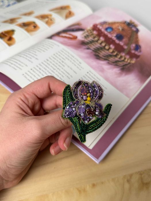 Brosa "Iris" brodata manual cu margele si cristale