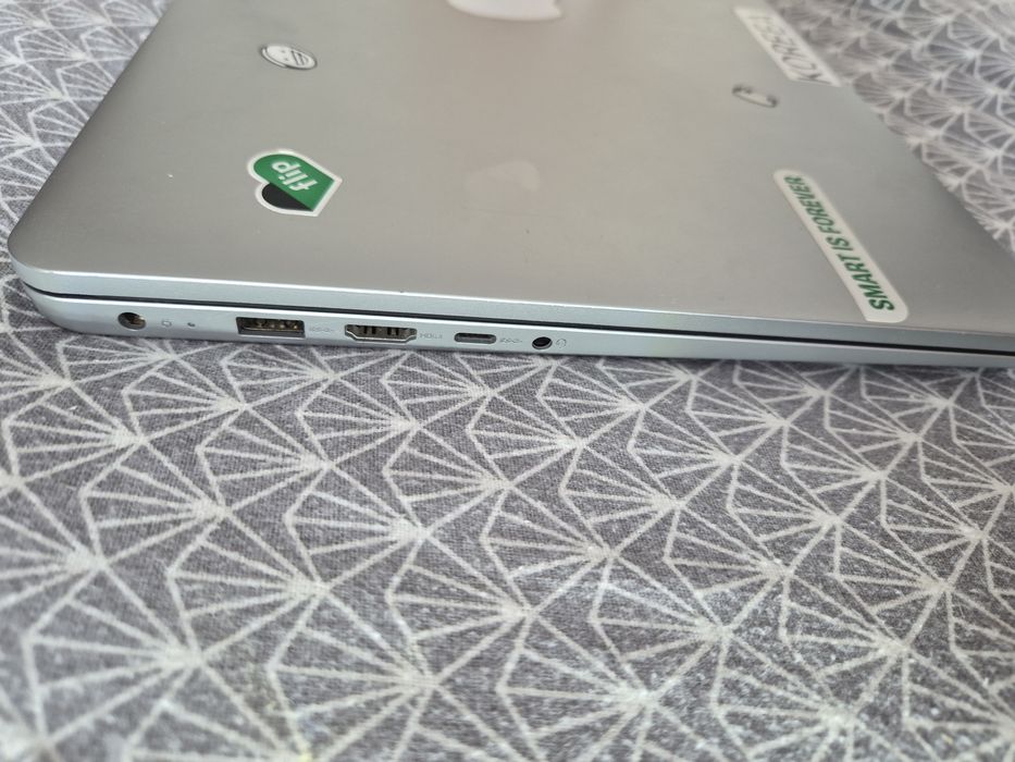 Laptop Ideal Pad 1 stocare 238GB placa grafica 2GB ram instalat 8 GB (viteza 5500MT/s) procesor AMD RYZEN 3 7320U with RADEON GRAPHICS 2,40 GHz