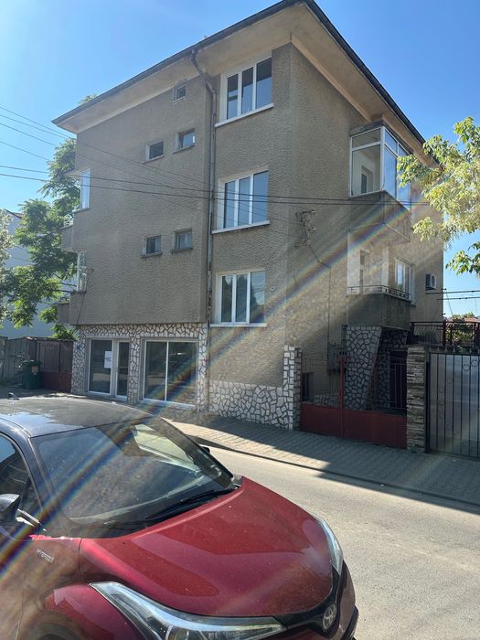 Продавам Триетажна къща в центъра на Свиленград!