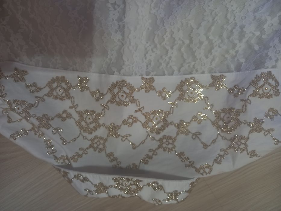 Уникална бяла риза със златисти камъни и прозрачен гръб от дантела