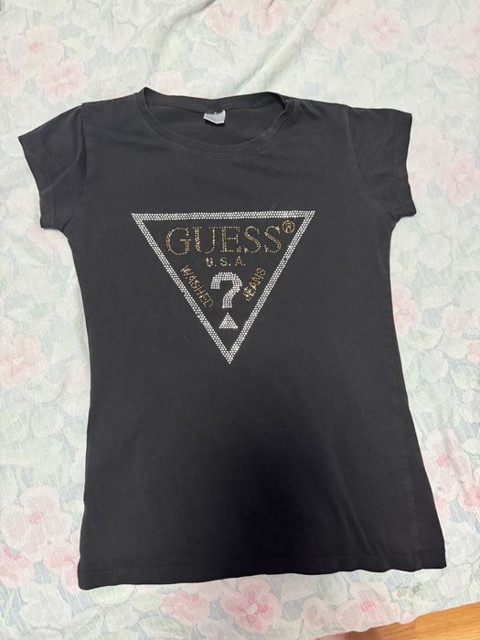 Черна и бяла тениска на guess