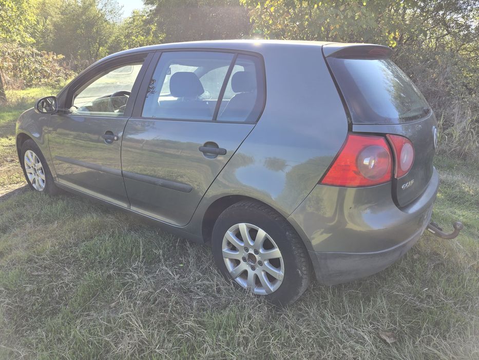 Продавам голф 5 на части