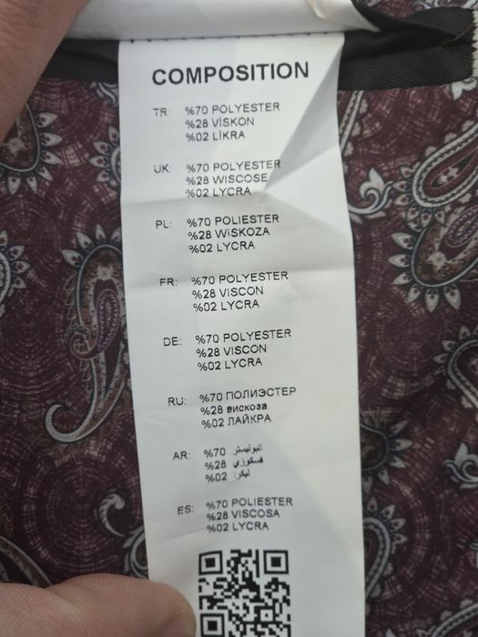 Costum cu vestă și cravată