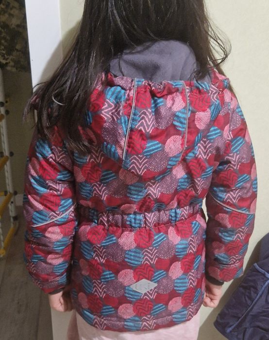 Продам куртку на девочку 5-9 лет
