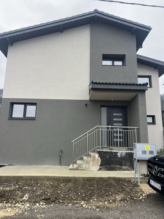 НОВА самостоятелна къща с двор