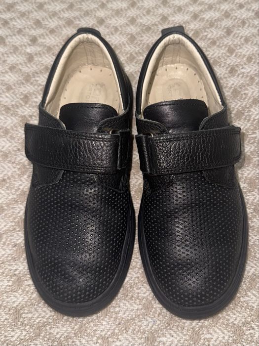 Продам кожаные туфли на мальчика размер 29