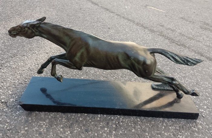 Superbă sculptura de dimensiuni mari,cal din bronz pe soclu din marmură neagră,piesa cu o lucrătură de o foarte mare finețe, dimensiuni lungime 68 cm