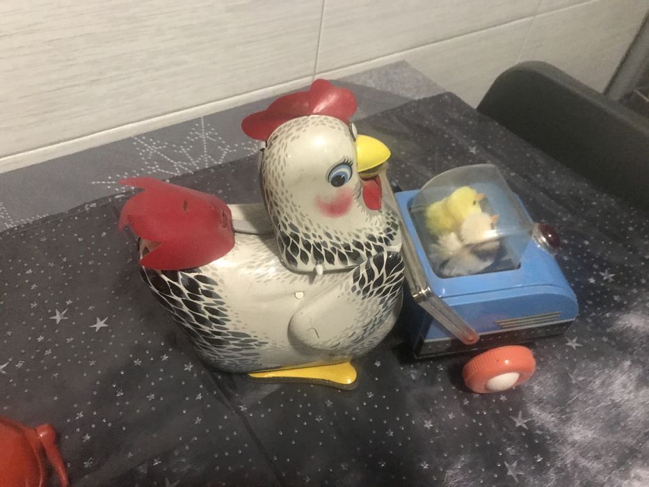 Gaina cu puii jucarie veche