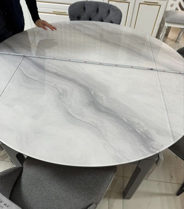 Стол круглый,раздвижной(Малайзия),в отл состояни(d- 133см,ширина-85см)