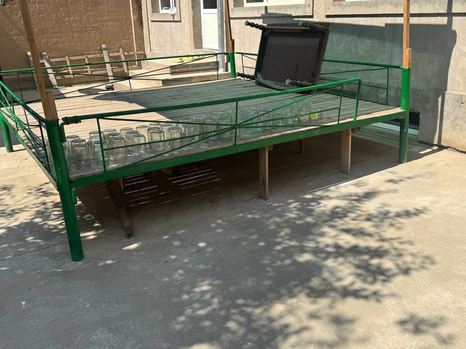 Кровать для сада металл