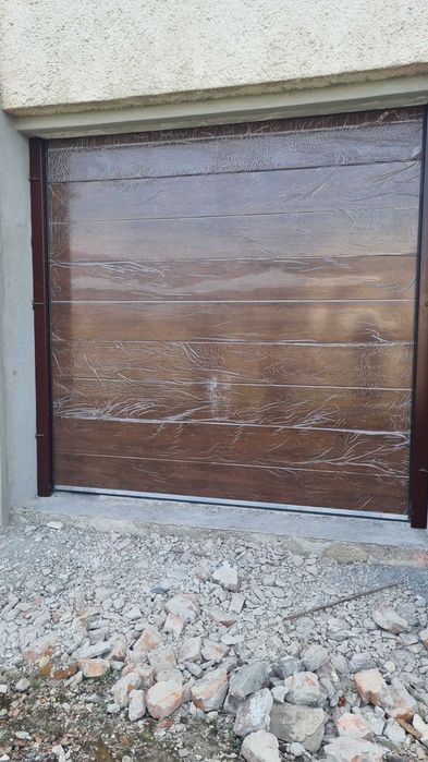 UȘI de garaj secționale