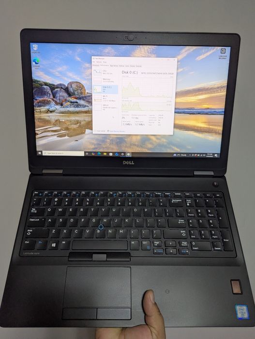 Dell latitude 5570 i5 8gb ram SSD m2 256