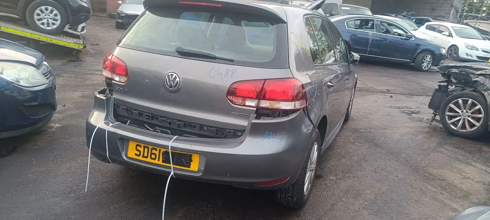 Dezmembrari / Dezmembrez Volkswagen Golf 6 (5K1) 1.6 TDI CAYC cutie viteze manuala cod culoare LA7T