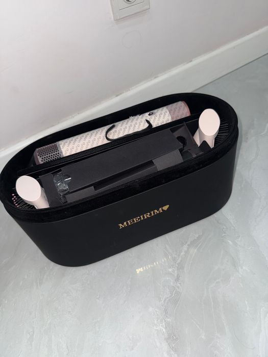 Dyson Airstrait и Dyson стайлер фен