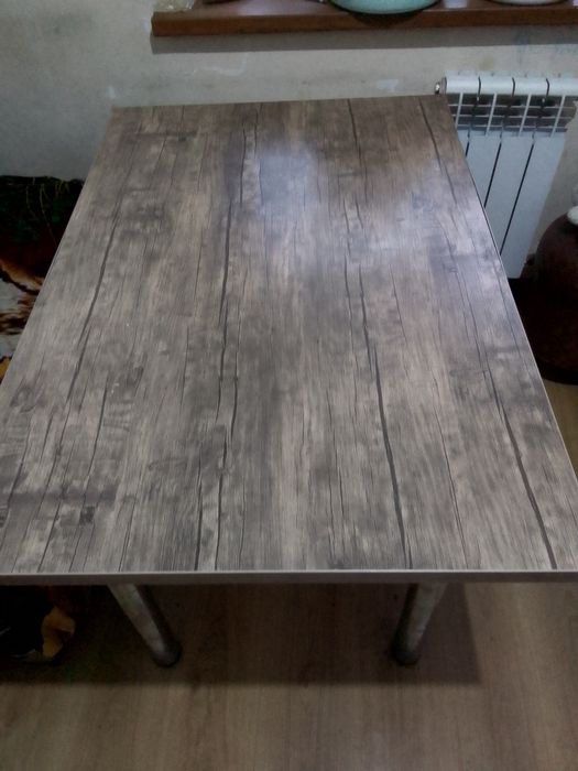 Ugolok sotiladi holati yaxshi. Stoli bilan.