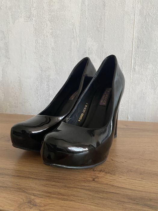 продаю туфли лаковые