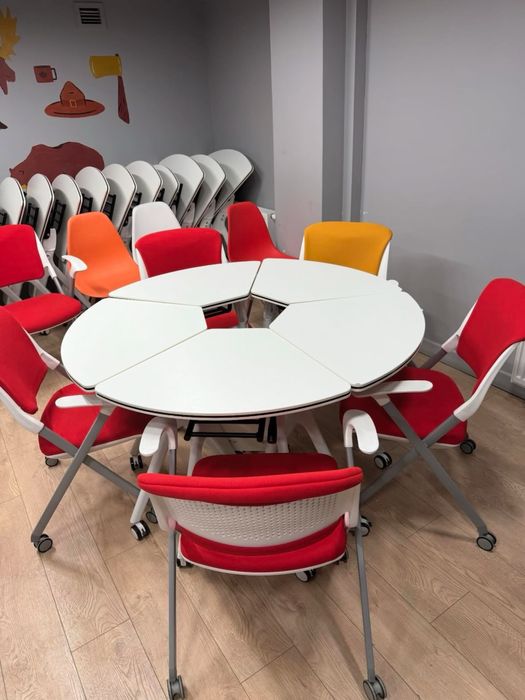 В учебный центр парты в сборе