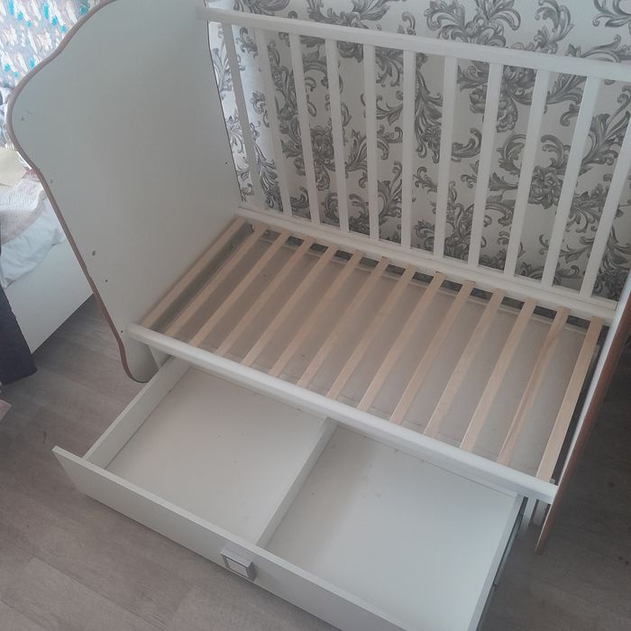 Детская кроватка с маятником