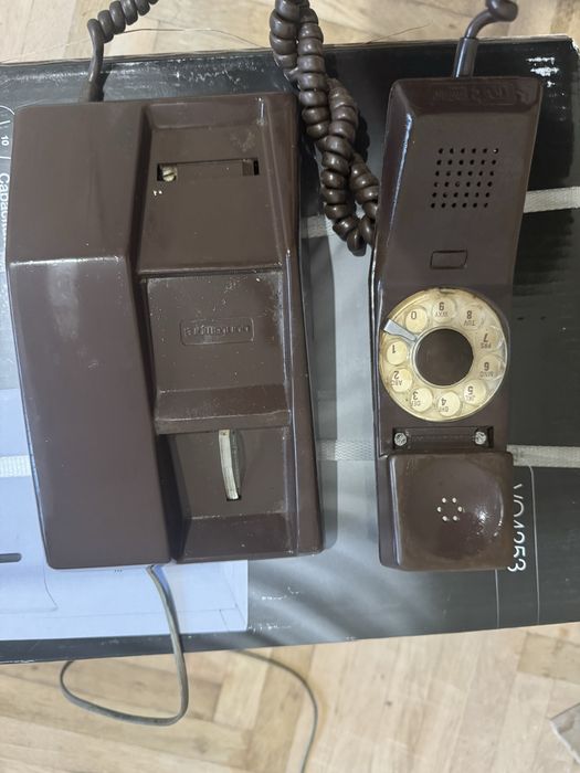 Vand 2 telefoane vechi cu disc