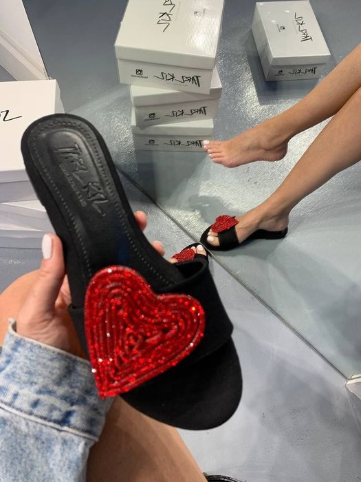 Ayollar oyoq kiyimii turkiyadan keltirilgan