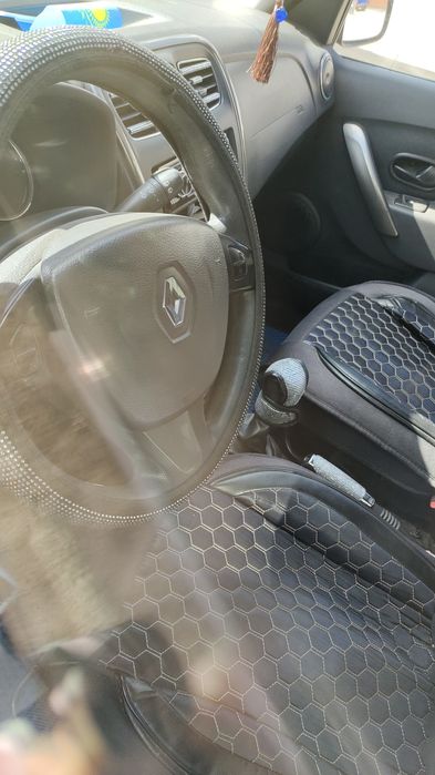 Продам машину Рено Сандеро