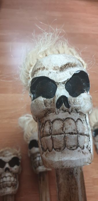 Totem  cu cap de craniu din lemn