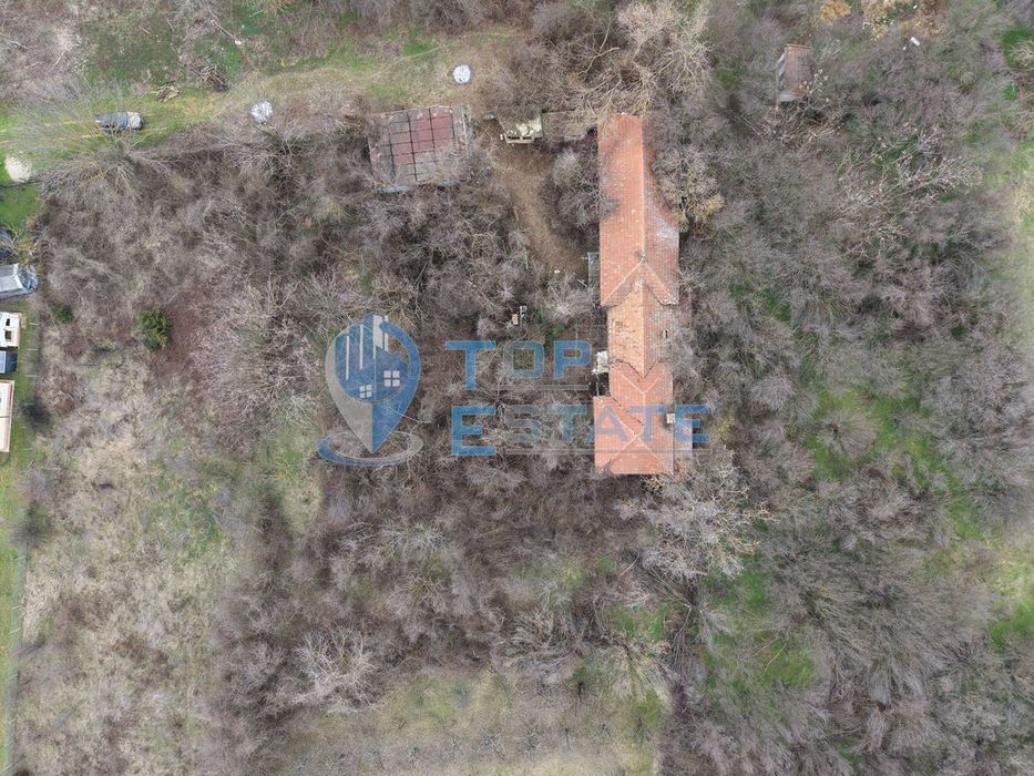 Тухлена къща с голям двор и кладенец в село Първомайци