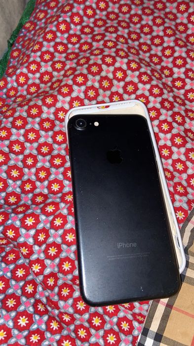 Продам айфон 7 черного цвета