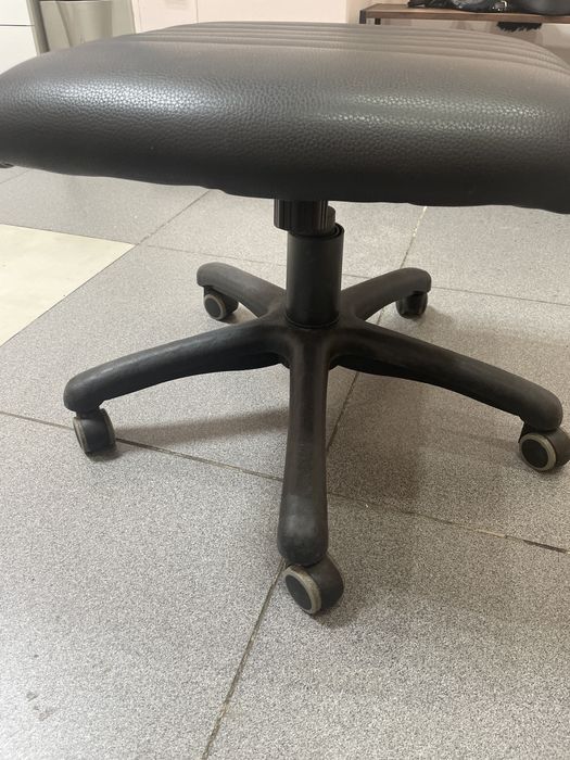 Продается стул, с колесами