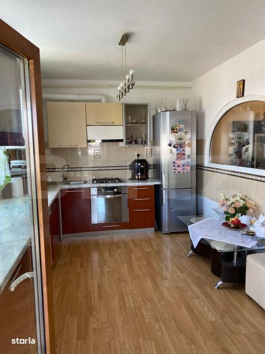 Apartament de vanzare, 4 camere, cu parcare inclusa, Zona Sud