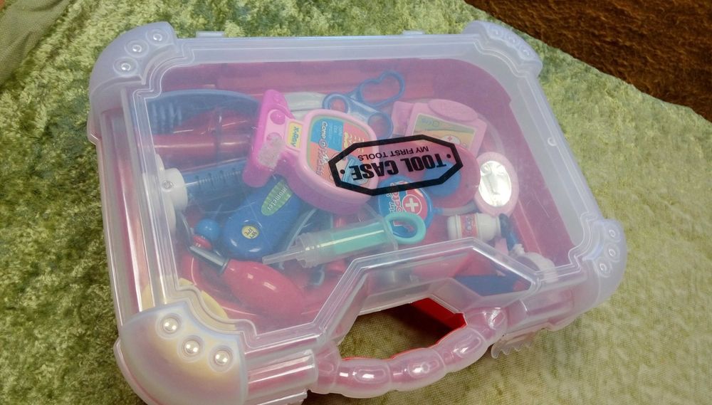 Играчки в кутия за ”чичо доктор” - медицински принадлежности